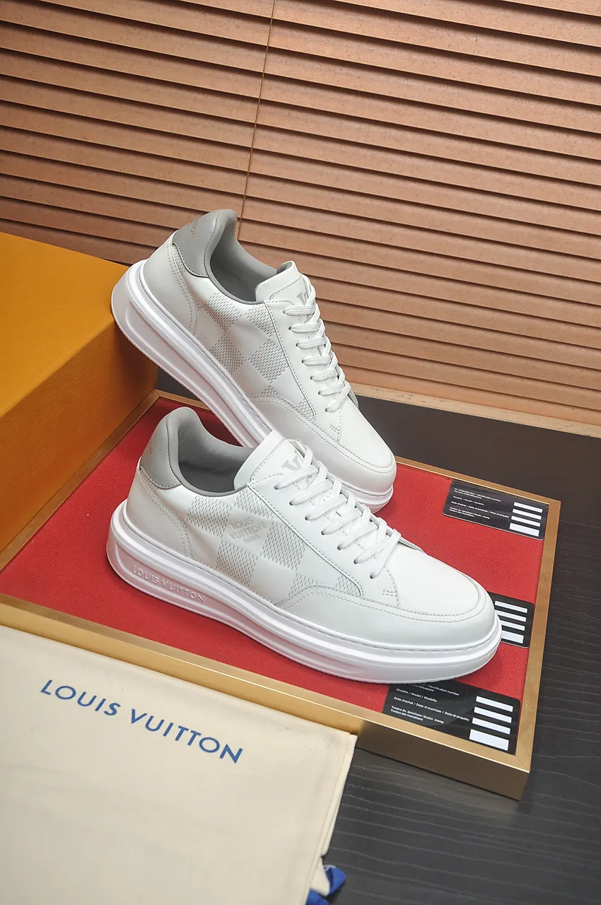 Men's men's shoes 💰640💶Original development, quality shipping, welcome to compare - LV sneaker series sports shoes introduce the loose silhouette of the ready-to-wear series into the spring and summer men's wear shows and make an eye-catching appearance. The cow leather upper is combined with rough fabric laces, and colorful beading highlights the brand's classic elements. LV letters mark the tongue and Monogram floral outsole. Mixed materials Made of top-grain cowhide, thick shoelace design, large Monogram print on the side, mesh lining and cotton feet, the comfort is as extreme as ever, premium heritage, quality first, worth owning! Size: Men’s 38-45 (45 is custom-made and cannot be returned or exchanged)
